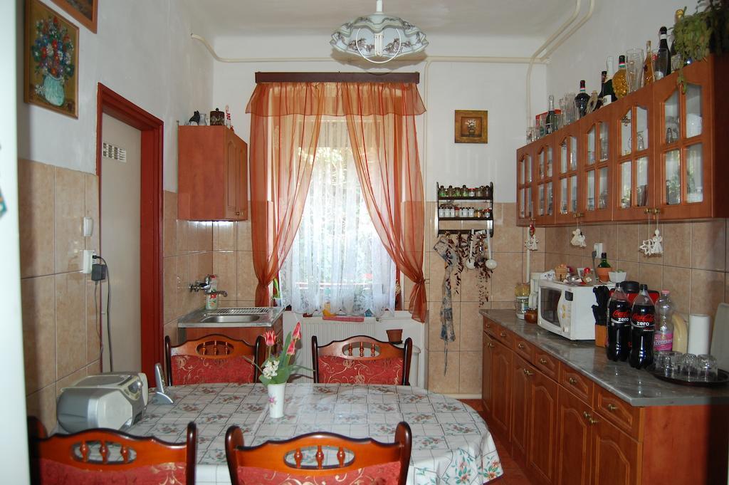 Zach Klara Utcai Apartman Вишеград Номер фото